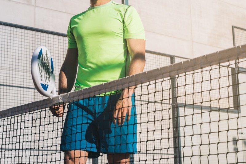 padel-player-racket-court man holding padel racket on court