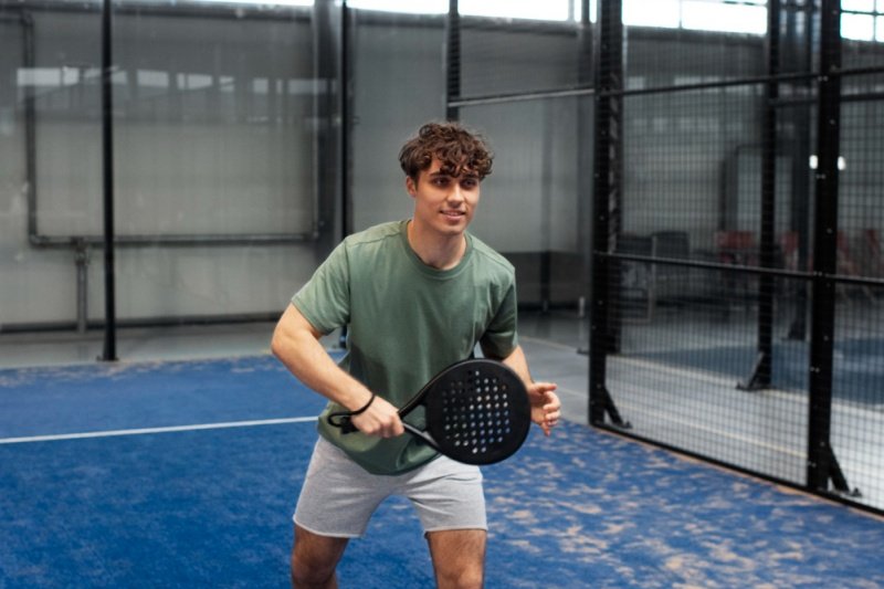 padel-player-ready-action man ready to play padel on court