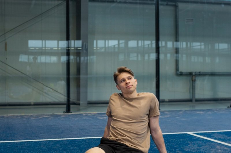 padel-player-resting-court man resting on padel court