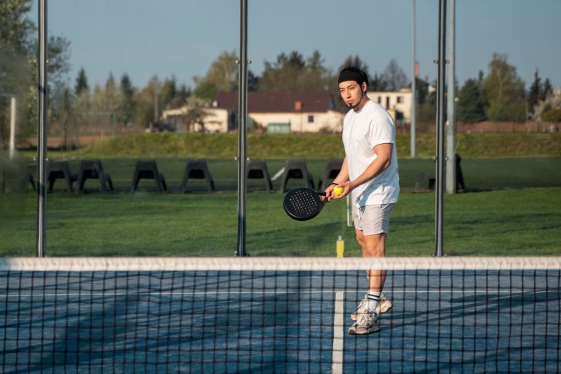 padel-player-serve-action man preparing to hit padel ball on court