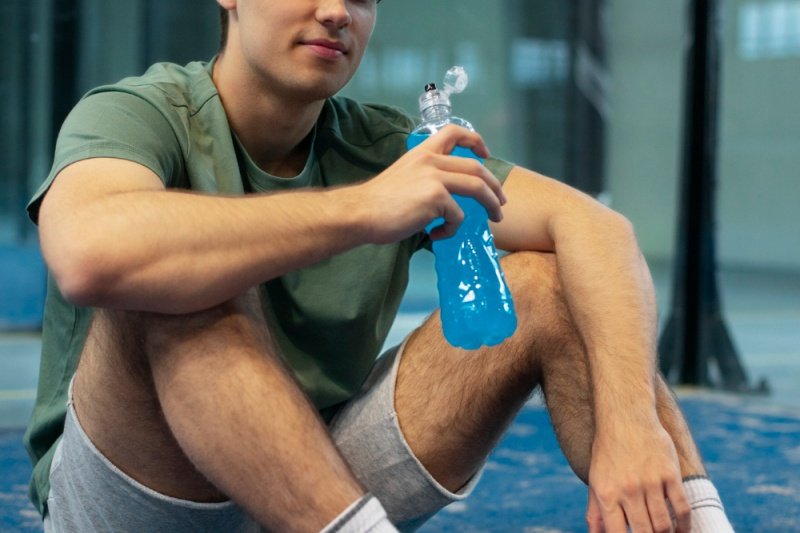 Padel player resting with sports drink